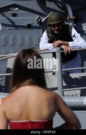 090807-N-7498L-324 PEARL HARBOR (Agosto 7, 2009) Fire Controlman 3rd Class Garrett Jones dice addio a sua moglie presso il molo come Ticonderoga-class guidato-missili cruiser USS Chosin (CG 65) va in corso. Chosin è sulla distribuzione all'Oceano Pacifico occidentale come parte della Nimitz Carrier Strike gruppo. (U.S. Foto di Marina di Massa lo specialista di comunicazione 2a classe Mark Logico/RILASCIATO) Navy US 090807-N-7498L-324 Fire Controlman 3rd Class Garrett Jones dice addio a sua moglie presso il molo come Ticonderoga-class guidato-missili cruiser USS Chosin (CG 65) Foto Stock