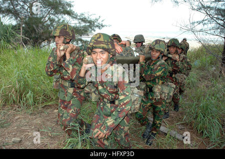 090806-N-8539M-205 BINTURAN, Brunei (Agosto 6, 2009) Royal Brunei Forze terrestri soldati e U.S. Marines effettuare la simulazione di una frana di fango vittima di un ospedale da campo durante una cooperazione a galla la prontezza e la formazione (Carati) Brunei 2009 missioni umanitarie e di soccorso in caso di catastrofe esercizio. Carato è una serie di accordi bilaterali di esercizi che si svolgono annualmente nel sud-est asiatico per rafforzare le relazioni e migliorare la prontezza operativa delle forze partecipanti. (U.S. Navy foto di Lt. Mike Morley/RILASCIATO) Navy US 090806-N-8539M-205 Royal Brunei Forze terrestri soldati e U.S. Marines effettuare la simulazione di una frana di fango vittima di un f Foto Stock