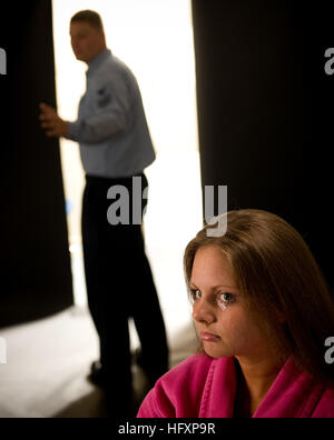 090702-N-6932B-053 WASHINGTON (25 giugno 2009) Il criminale navale servizio investigativo (NCIS) è la marina primaria dell applicazione della legge e la forza di controspionaggio. L'Agenzia lavora in tandem con locali, statali e federali di applicazione della legge nonché le agenzie estere per contrastare e indagare sui crimini più gravi che vanno dal terrorismo e spionaggio ai comuni che coinvolgono felonies dipartimento del personale della Marina Militare. (U.S. Navy illustrazione della foto mediante la comunicazione di massa Specialist 1a classe R. Jason Brunson/RILASCIATO) Navy US 090702-N-6932B-053 il criminale navale servizio investigativo (NCIS) è la N Foto Stock