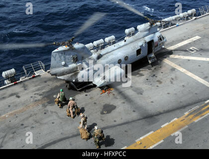 100818-N-3729D-014 nord mare Arabico (Agosto 18, 2010) Marines intraprendere un CH-46 Sea Knight elicottero assegnati ai cavalieri bianchi di elicottero medio marino Squadron (HMM 165) (rinforzato) a bordo della U.S. Navy Amphibious Assault nave USS Peleliu (LHA 5) ad unirsi ad altri 11 elicotteri da Peleliu già sulla stazione nel nord del Pakistan. La Peleliu anfibio gruppo pronto è di sostenere il governo pakistano e militari con elicottero pesante-le capacità di sollevamento nelle zone inondate del Pakistan. (U.S. Foto di Marina di Massa lo specialista di comunicazione 2a classe Andrew Dunlap/RILASCIATO) Navy US 100818-N-372 Foto Stock