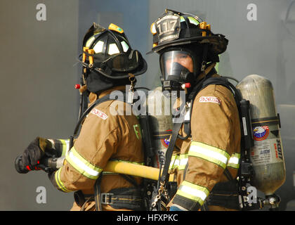 090819-N-9573A-014 CHINHAE, Repubblica di Corea (Agosto 19, 2009) Fire Fighters Min Hwan Pak (destra), guarda indietro come ha cantato Chun un (sinistra), entrambi residenti Chinhae, preparati a entrare in un pieno di fumo spazio durante un incendio saboteur trapano a Commander, le attività della flotta Chinhae (CFAC). CFAC partecipa nel combinare/comune di esercitazione militare Ulchi Freedom Guardian 2009. Circa 10.000 soldati, marinai, aviatori e marines partecipare nel computer- simulato il comando ed il controllo della formazione. (U.S. Foto di Marina di Massa lo specialista di comunicazione 1a classe Bobbie G. Attaway/RILASCIATO) Navy US 090819-N-95 Foto Stock