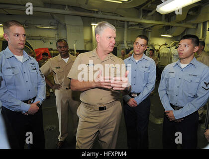 090819-N-6233H-060 OCEANO PACIFICO (Agosto 19, 2009) Capo di operazioni navali (CNO) Adm. Gary Roughead parla con i marinai nel negozio di jet a bordo della portaerei USS George Washington (CVN 73). Roughead è negli Stati Uniti 7 flotta area di responsabilità che frequentano il indonesiano flotta internazionale di revisione, che commemora il 64esimo anniversario dell'indipendenza indonesiana. George Washington è la marina è solo permanentemente in avanti aeromobili impiegati carrier ed è in corso il supporto di sicurezza e stabilità nell'Oceano Pacifico occidentale durante il suo inaugurale di estate distribuzione da le attività della flotta Yok Foto Stock