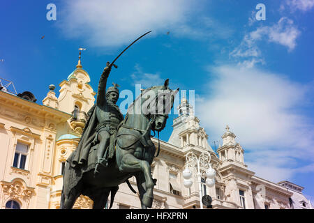 Ban Jelacic Square nel centro di Zagabria con una statua di ban Josip Jelacic a cavallo del suo cavallo. Foto Stock