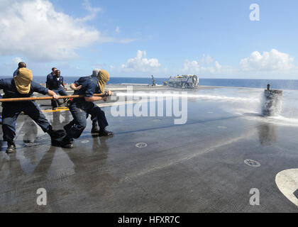 090902-N-6233H-026 OCEANO PACIFICO (sett. 2, 2009) marinai provare a spingere un barile attraverso il ponte di volo con un tubo antincendio durante il controllo dei danni le Olimpiadi a bordo della portaerei USS George Washington (CVN 73). George Washington, il solo NavyÕs permanentemente in avanti schierate portaerei, sta completando il suo inaugurale di estate di supporto di implementazione della sicurezza e della stabilità nell'Oceano Pacifico occidentale. (U.S. Foto di Marina di Massa Specialista comunicazione marinaio apprendista Rachel N. Hatch/RILASCIATO) Navy US 090902-N-6233H-026 ailors provare a spingere un barile attraverso il ponte di volo con un tubo antincendio durante Foto Stock