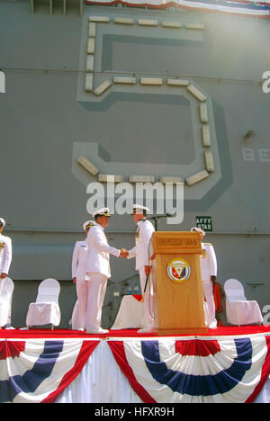 090904-N-5539C-218 SAN DIEGO (sett. 4, 2009) Capt. Marcus A. Hitchcock, sinistra stringe la mano con il cap. David A. Schnell durante un cambiamento di cerimonia di comando a bordo dell'assalto anfibio nave USS Peleliu (LHA 5). Schnell è il diciannovesimo comandante di Peleliu, e la prima superficie warfare officer a comando l'assalto anfibio nave sotto la flotta fino programma in cui Schnell, come il delegato per gli ultimi venti mesi, fleeted fino ad assumere il ruolo di comandante. (U.S. Foto di Marina di Massa lo specialista di comunicazione 2a classe Corwin Colbert/RILASCIATO) Navy US 090904-N-5539C-218 Ca Foto Stock