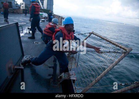 111103-A-ZZ999-034 MAR DEI CARAIBI (nov. 3, 2011) di Boatswain Mate marinai Jabet Oppong solleva una rete di sicurezza come il dock anfibio sbarco nave USS Oak Hill (LSD 51) è predisposta per tirare nel Colon, Panama. Oak Hill è la partecipazione in anfibio partenariato del sud della stazione 12, una distribuzione annuale del militare degli Stati Uniti i team di formazione negli Stati Uniti Comando Sud area di responsabilità. (U.S. Esercito foto di Spc. Juancarlos Paz/RILASCIATO) Navy US 111103-A-ZZ999-034 di Boatswain Mate marinai Jabet Oppong solleva una rete di sicurezza come il dock anfibio sbarco nave USS Oak Hill (LSD 51) Foto Stock