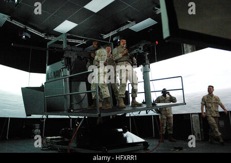 I marinai della Commander Task Force 56 gestiscono un simulatore di piccole imbarcazioni presso la Naval Support Activity Bahrain durante una visita del Master Chief Petty Officer della Marina, migliorando l'addestramento e la prontezza operativa nell'area di responsabilità del comando centrale. Foto Stock