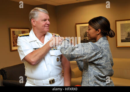 090917-N-8273J-027 WASHINGTON (sett. 17, 2009) Capo di operazioni navali Adm. Gary Roughead riceve la sua annuale influenza stagionale la vaccinazione dalla Air Force Capt. Lia Williams al Pentagono. (U.S. Foto di Marina di Massa lo specialista di comunicazione 1a classe Tiffini Jones Vanderwyst/RILASCIATO) Navy US 090917-N-8273J-027 Capo di operazioni navali (CNO) Adm. Gary Roughead riceve la sua annuale influenza stagionale la vaccinazione Foto Stock