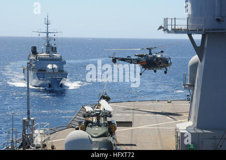 090926-N-3185H-062 OCEANO PACIFICO (sett. 26, 2009) i piloti dalla marina militare francese di sorveglianza Vendemiaire fregata (F734) pratica lo sbarco a bordo del comando anfibio nave USS Blue Ridge (LCC 19) durante un esercizio di interoperabilità. Blue Ridge è l'ammiraglia per il comandante, U.S. 7a flotta. (U.S. Foto di Marina di Massa Specialista comunicazione marinaio apprendista Cale Hatch/RILASCIATO) Navy US 090926-N-3185H-062 piloti della marina francese fregata di sorveglianza Vendemiaire (F734) pratica lo sbarco a bordo del comando anfibio nave USS Blue Ridge (LCC 19) durante un esercizio di interoperabilità Foto Stock