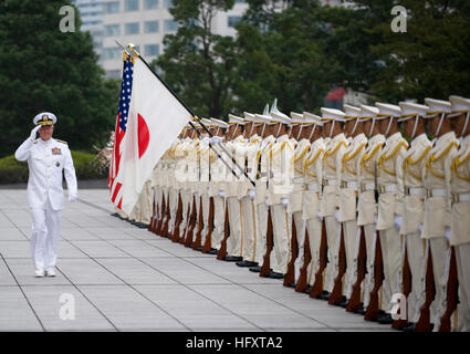 090929-N-8623G-056 TOKYO, Giappone (sett. 29, 2009) Adm. Timothy J. Keating, comandante della U.S. Pacifico Comando, recensioni le truppe durante una guardia d'onore cerimonia tenutasi presso il Ministero della Difesa a Tokyo in Giappone. Durante la sua recente visita in Giappone, ADM. Keating ha ricevuto il Gran Cordone dell'ordine del Sole Nascente dal Giappone il Ministro della difesa a nome della giapponese Imperatore del Giappone. (U.S. Foto di Marina di Massa Communications Specialist 2a classe Elisia V. Gonzales/RILASCIATO) Navy US 090929-N-8623G-056 Adm. Timothy J. Keating, comandante della U.S. Pacifico Comando, recensioni le truppe durante un Ho Foto Stock