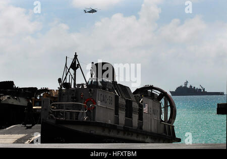 090930-N-0807W-250 Okinawa, in Giappone (sett. 30, 2009) Una Landing Craft, cuscino d'aria (LCAC) assegnato all assalto unità artigianali (ACU) 5 stand by per attrezzature e personale onload LCAC durante le operazioni con il dock di anfibio sbarco nave USS harpers Ferry (LSD 49). Harpers Ferry è parte dell'USS Denver Amphibious Task Group e sta conducendo anfibio formazione integrazione con il 31 Marine Expeditionary Unit (31ST MEU) al largo della costa di Okinawa, in Giappone, in preparazione per la pattuglia di caduta. (U.S. Foto di Marina di Massa lo specialista di comunicazione 2a classe Joshua J. Wahl/RILASCIATO) Navy US 090930-N-0807W-250 A Foto Stock