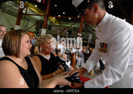 091002-N-9818V-641 Virginia Beach, Va. (ott. 2, 2009) una bandiera americana è presentato alla sig.ra Tiffany Dixon e figlia dopo la vecchia gloria è letta alla cerimonia di pensionamento per suo padre, Superficie navale forza forza Atlantico Master Chief Petty Officer Jerry Haueter. La cerimonia si è svolta presso l'Assalto unità artigianali (ACU) 4 a bordo Naval Amphibious Base Little Creek, Va. (U.S. Foto di Marina di Massa lo specialista di comunicazione 1a classe Jennifer A. Villalovos/RILASCIATO) Navy US 091002-N-9818V-641 una bandiera americana è presentato alla sig.ra Tiffany Dixon e figlia dopo la vecchia gloria è letta al pensionamento cerimon Foto Stock