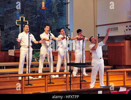 091003-N-6914S-040 Springfield, Va. (ott. 3, 2009) i membri dell'U.S. La banda della marina Sea Chanters chorus eseguire a San Marco Chiesa Luterana in Springfield, VA. Gli Stati Uniti La banda della marina a Washington D.C. è il premier NavyÕs organizzazione musicale ed esegue i concerti pubblici e cerimonie militari in la maggiore area di Washington e oltre. (U.S. Foto di Marina dal musicista di prima classe Jeff Snavely/RILASCIATO) Navy US 091003-N-6914S-040 membri dell'U.S. La banda della marina Sea Chanters chorus eseguire a San Marco Chiesa Luterana in Springfield, VA Foto Stock