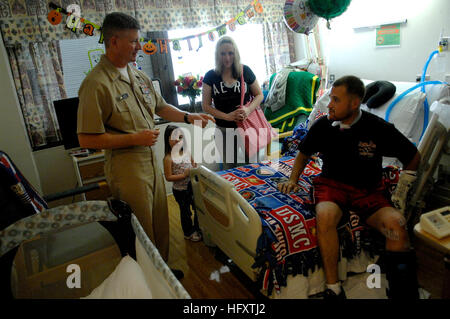 091006-N-9818V-157 BETHESDA, Md. (ott. 6, 2009) Master Chief Sottufficiali della Marina (MCPON) Rick West incontra con gli Stati Uniti Lancia Marine Cpl. Patrick Semeraro durante una visita alla National Naval Medical Center di Bethesda. (U.S. Foto di Marina di Massa lo specialista di comunicazione 1a classe Jennifer A. Villalovos/RILASCIATO) Navy US 091006-N-9818V-157 Master Chief Sottufficiali della Marina (MCPON) Rick West incontra con gli Stati Uniti Lancia Marine Cpl. Patrick Semeraro Foto Stock