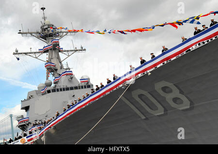 I membri dell'equipaggio della USS Wayne E. Meyer sono all'attenzione durante la cerimonia di messa in servizio del cacciatorpediniere missilistico guidato classe Arleigh Burke a Penn's Landing, Philadelphia. Foto Stock
