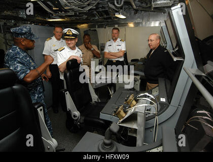 101012-N-6125G-018 NORFOLK (ott. 12, 2010) della Cmdr. Michael Riley, sinistra, comandante della Littoral Combat Ship USS Indipendenza (LCS 2), spiega Combat Readiness per Commodore Haakon Tronstad, comandante della flotta norvegese. Tronstad e la sua delegazione norvegese sono touring U.S. Servizi della Marina e navi per meglio conoscere se stessi in un ambiente misto. (U.S. Foto di Marina di Massa lo specialista di comunicazione 2a classe Eric S. Garst/RILASCIATO) Navy US 101012-N-6125G-018 della Cmdr. Michael Riley, sinistra, comandante della Littoral Combat Ship USS Indipendenza (LCS 2), Foto Stock