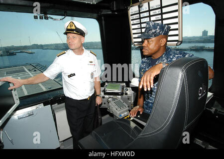 101012-N-6125G-026 NORFOLK (ott. 12, 2010) della Cmdr. Michael Riley, destra, comandante della Littoral Combat Ship USS Indipendenza (LCS 2) dà un tour del ponte di volo sala di controllo per Commodore Haakon Tronstad, comandante della flotta norvegese. Tronstad e la sua delegazione norvegese sono in tour negli Stati Uniti strutture navali e navi per meglio conoscere se stessi in un ambiente misto. (U.S. Foto di Marina di Massa lo specialista di comunicazione 2a classe Eric S. Garst/RILASCIATO) Navy US 101012-N-6125G-026 della Cmdr. Michael Riley, destra, comandante della Littoral Combat Ship USS Indipendenza (LCS 2) g Foto Stock