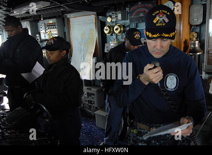 091012-N-1688B-016 OCEANO ATLANTICO (ott. 12, 2009) della Cmdr. Edward Devinney, comandante della guidato-missile destroyer USS Cole (DDG 67), legge un discorso commemorativo per l'equipaggio sul nono anniversario di Ottobre 12, 2000 attentato terroristico a bordo di una nave che ha ucciso 17 i marinai e i feriti 39. Cole è che partecipano all'esercizio comune della Warrior 09-2, un Regno Unito-led, multinazionale di esercizio progettata per migliorare l'interoperabilità tra allied marine militari. L'esercizio prepara anche la partecipazione delle forze navali per un ruolo nelle operazioni combinate durante le implementazioni in programma. (U.S. Foto di Marina di Massa Communicatio Foto Stock