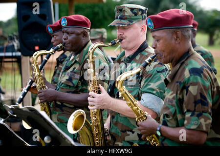 091018-O-XXXXV-093 Monrovia, Liberia (ott. 18, 2009) musicista 2a classe Jason Stark, membro del comandante, U.S. Forze Navali Europa rock band, Ammiraglia, esegue con i membri delle forze armate della Liberia band durante un'Africa Partnership Station visita a Monrovia. La band è imbarcata a bordo della marina olandese nave anfibio HNLMS Johan De Witt (L 801), il primo europeo-led Africa Partnership Station piattaforma. Johan De Witt è aumentata dal personale di Belgio, Portogallo e gli Stati Uniti. Africa Partnership Stazione, originariamente un U.S. Iniziativa della marina militare, ora è uno sforzo internazionale aime Foto Stock