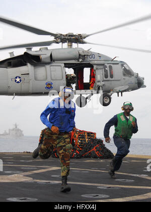 091106-N-5538K-223 Mare del Giappone (nov. 6, 2009) di aviazione di Boatswain Mate (manipolazione) Airman Derek C. Townsend aviazione e delle attrezzature di supporto tecnico Airman apprendista Quatin F. Robinson eseguire chiaro come un MH-60S Sea Hawk elicottero dall'isola dei Cavalieri di elicottero mare squadrone di combattimento (HSC) 25 solleva il carico pallets dalla distribuita trasporto anfibio dock nave USS Denver (LPD 9). Denver è condurre un rifornimento verticale con il Sealift militari di comando carico secco/munizioni nave USNS Alan Shepard (T-AKE 3). Denver è la nave di piombo del Denver pronto anfibio conducti gruppo Foto Stock