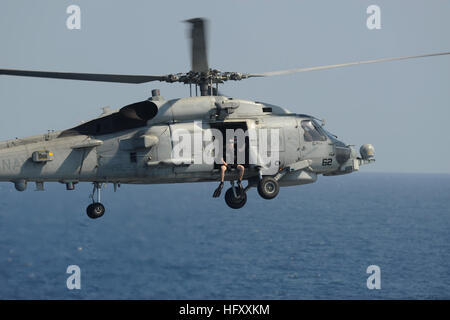 091117-N-9500T-165 Golfo di Aden (nov. 17, 2009) Aircrewman navale 2a classe Bryan Vesce, un rescue nuotatore assegnato all'elicottero Anti-Submarine Squadron luce (HSL) 37, la quale è imbarcato a bordo guidato-missili cruiser USS Chosin (CG 65), si prepara a saltare da una SH-60B Mare Hawk elicottero per il soccorso di tre uomini spotted aggrappato a un pezzo di legno nel Golfo di Aden. Chosin è il prodotto di punta della Combined Joint Task Force 151, un multi national task force istituita per condurre una lotta alla pirateria operazioni nel quadro di una missione-basato il mandato di impegnarsi attivamente per dissuadere, interrompere e sopprimi la pirateria al largo delle coste della Som Foto Stock