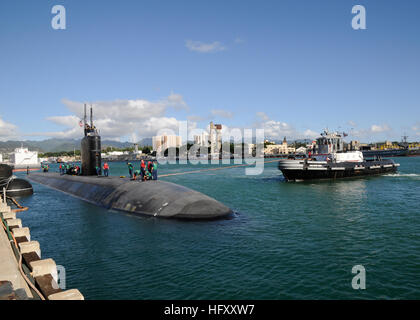 091124-N-3560G-088 PEARL HARBOR (nov. 24, 2009) Il Los Angeles-class submarine USS Columbus (SSN 762) si diparte la stazione navale Pearl Harbour per una distribuzione programmata per il Pacifico occidentale Regione. (U.S. Foto di Marina di Massa lo specialista di comunicazione 2a classe Ronald Gutridge/RILASCIATO) Navy US 091124-N-3560G-088 il Los Angeles-class submarine USS Columbus (SSN 762) si diparte la stazione navale Pearl Harbour per una distribuzione programmata per il Pacifico occidentale Regione Foto Stock