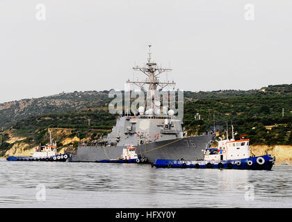 091130-N-9063M-001 SOUDA BAY, Grecia (nov. 30, 2009) le visite-missile destroyer USS Higgins (DDG 76) arriva ad una porta di routine visita a Creta. Higgins è su un programmato sei mesi di distribuzione nel Mare Mediterraneo. (U.S. Foto di Marina di Massa lo specialista di comunicazione di terza classe Giovanni Martinez/RILASCIATO) USS Higgins (DDG-76)-Souda Bay-03 Foto Stock