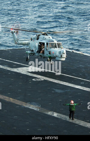 091208-N-7939W-012 nord mare Arabico (dec. n. 8, 2009) un British Royal Navy HMA.8 Super Lynx elicottero decolla dalla portaerei USS Nimitz CVN (68). La Nimitz Carrier Strike gruppo è su una distribuzione programmata negli Stati Uniti Quinta Flotta area di responsabilità. (U.S. Foto di Marina di Massa Specialista comunicazione classe marinaio Nichelle Noelle Whitfield/RILASCIATO) Navy US 091208-N-7939W-012 A British Royal Navy HMA.8 Super Lynx elicottero decolla da USS Nimitz CVN (68) Foto Stock