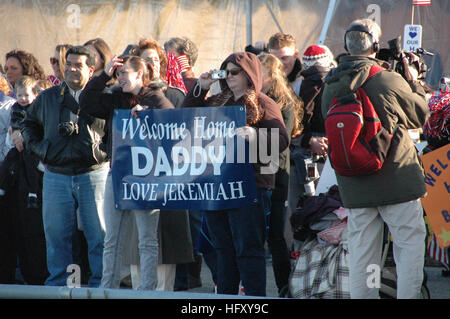 091208-N-9806M-027 NORFOLK (dec. n. 8, 2009) le famiglie e gli amici di marinai a bordo del trasporto anfibio dock nave USS Ponce (LPD 15) attendere per la nave per arrivare alla stazione navale di Norfolk. Ponce, distribuito come parte di Bataan anfibio gruppo pronto e la ventiduesima Marine Expeditionary Unit, hanno partecipato le operazioni di sicurezza marittima e di teatro la cooperazione in materia di sicurezza gli sforzi negli Stati Uniti La quinta e la sesta flotta aree di responsabilità. (U.S. Foto di Marina di Massa lo specialista di comunicazione 2a classe Rafael Martie/RILASCIATO) Navy US 091208-N-9806M-027 famiglie e amici di marinai a bordo il anfibi tran Foto Stock