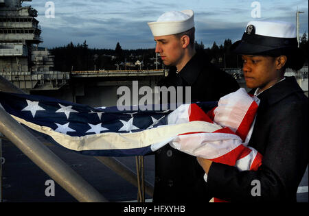 091218-N-6046S-055 BREMERTON, nello Stato di Washington (Dec. n. 18, 2009) di aviazione di Boatswain Mate (attrezzature) Airman Andrew Zondiak, sinistra, da Port Huron, Mich e aviazione di Boatswain Mate (attrezzature) Airman Parigi Caldwell, da Chicago, prepararsi al paranco il ensign nazionale sulla poppa della Nimitz-class portaerei USS John C. Stennis (CVN 74). John C. Stennis restituito a homeport a Bremerton, nello Stato di Washington dopo aver completato la sostituzione della flotta squadron qualifiche al largo della costa della California del Sud. (U.S. Foto di Marina di Massa lo specialista di comunicazione 2a classe Ronda Spaulding siete/RILASCIATO) Navy US 091218-N-6046 Foto Stock