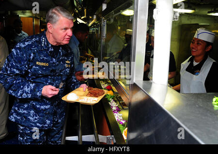 100106-N-9760Z-053 Nord Mar Arabico (GEN. 6, 2010) Capo di operazioni navali (CNO) Adm. Gary Roughead passa attraverso il pasticcio deck linea prima di cena con i marinai a bordo della portaerei USS Nimitz CVN (68). Nimitz e avviato Carrier aria Wing (CVW) 11 sono distribuiti per promuovere la pace, la cooperazione e la stabilità regionale nel Pacifico occidentale Regione. (U.S. Foto di Marina di Massa lo specialista di comunicazione di terza classe Eduardo Zaragoza/RILASCIATO) Navy US 100106-N-9760Z-053(1) Capo di operazioni navali (CNO) Adm. Gary Roughead passa attraverso il pasticcio deck linea prima di cena con i marinai aboar Foto Stock