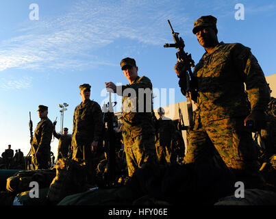 100115-N-5345W-025 MOREHEAD CITY, N.C. (Gen. 15, 2010) Marines assegnato alla ventiduesima Marine Expeditionary Unit (xxii MEU) effettuare un inventario delle apparecchiature mentre si prepara a imbarcarsi a bordo del dock anfibio sbarco nave USS Fort McHenry (LSD 43). Ft. McHenry e la ventiduesima MEU si stanno preparando per fornire assistenza umanitaria e di risposta di emergenza per Haiti, che era stato devastato da un terremoto di magnitudine 7.0 a gennaio 12, 2010. Ft. McHenry è operativo come parte di Bataan anfibio missione di sfiato. (U.S. Foto di Marina di Massa lo specialista di comunicazione 2a classe Kristopher Wilson/RILASCIATO) Navy US 100115 Foto Stock