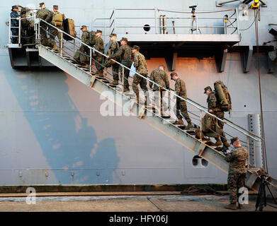 100115-N-5345W-090 MOREHEAD CITY, N.C. (Gen. 15, 2010) Marines assegnato alla ventiduesima Marine Expeditionary Unit (xxii MEU) imbarcarsi a bordo del multi-purpose Amphibious Assault nave USS Bataan (LHD 5) durante i preparativi dei Bataan anfibio missione in rilievo per una risposta di emergenza per la Nazione di Haiti. Bataan defunti Naval Station Norfolk per fornire assistenza umanitaria e dei disastri in seguito alla crisi di Haiti il devastante terremoto di Gennaio 12, 2010. (U.S. Foto di Marina di Massa lo specialista di comunicazione 2a classe Kristopher Wilson/RILASCIATO) Navy US 100115-N-5345W-090 Marines assegnato Foto Stock