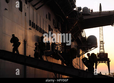 100115-N-5345W-138 MOREHEAD CITY, N.C. (Gen. 15, 2010) Marines assegnato alla ventiduesima Marine Expeditionary Unit (xxii MEU) imbarcarsi a bordo del multi-purpose Amphibious Assault nave USS Bataan (LHD 5) durante i preparativi dei Bataan anfibio missione in rilievo per una risposta di emergenza dello sforzo per la Nazione di Haiti. Bataan defunti Naval Station Norfolk per fornire assistenza umanitaria e dei disastri in seguito alla crisi di Haiti il devastante terremoto di Gennaio 12, 2010. (U.S. Foto di Marina di Massa lo specialista di comunicazione 2a classe Kristopher Wilson/RILASCIATO) Navy US 100115-N-5345W-138 Marines un Foto Stock