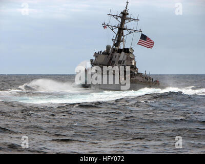 10016-N-7408S-012 MEDITTERANNEAN MARE (GEN. 16, 2010) onde infrangersi sulla prua delle visite-missile destroyer USS Carney (DDG 64). Carney è parte di Eisenhower Carrier Strike gruppo e viene distribuito come parte di una continua rotazione di avanzamento-forze dispiegate per supportare le operazioni di sicurezza marittima NEGLI STATI UNITI La quinta e la sesta flotta aree di responsabilità. (U.S. Foto della marina da master a bracci Chief Chief Anthony J. Sganga/RILASCIATO) Navy US 100116-N-7408S-012 onde infrangersi sulla prua delle visite-missile destroyer USS Carney (DDG 64) Foto Stock