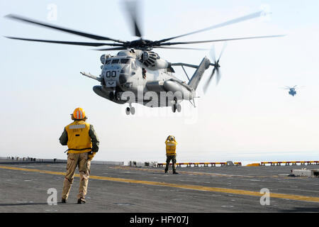 100116-N-5345W-028 OCEANO ATLANTICO (GEN. 16, 2010) UN CH-53E Super Stallion dal Ironhorse di Marine elicottero pesante Squadron (HMH) 461 si prepara a toccare il multi-purpose Amphibious Assault nave USS Bataan (LHD 5) durante le operazioni di volo come la nave transita a Haiti. Bataan defunti Naval Station Norfolk per fornire assistenza umanitaria di emergenza in risposta ad Haiti dopo il terremoto di magnitudine 7.0 a gennaio 12, 2010 (U.S. Foto di Marina di Massa lo specialista di comunicazione 2a classe Kristopher Wilson/RILASCIATO) Navy US 100116-N-5345W-028 UN CH-53E Super Stallion dal Ironhorse di Foto Stock