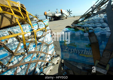 100119-A-7842H-012 Guantanamo Bay a Cuba (GEN. 19, 2010) di pallet di acqua e tende di aspettare di essere caricato nel vicino C-2 Greyhound aeromobili a U.S. Stazione navale di Guantánamo Bay. Il rilievo le forniture siano diretti ad Haiti come parte del funzionamento risposta unitaria. (U.S. Esercito foto di Sgt. Andrew Hillegass/RILASCIATO) Navy US 100119-A-7842H-012 pallet di acqua e tende di aspettare di essere caricato nel vicino C-2 Greyhound aeromobili a U.S. La stazione navale di Guantanamo Bay Foto Stock