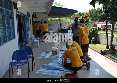 100209-N-8421M-063 Kuala Lumpur, Malesia (feb. 9, 2010) velisti assegnati per la portaerei USS Nimitz CVN (68), la vernice il Rumah Ozanam 1 casa per ragazzi durante una comunità di un progetto di servizio di Kuala Lumpur in Malesia. La Nimitz Carrier Strike gruppo sta conducendo le operazioni negli Stati Uniti 7 flotta area di responsabilità. (U.S. Foto di Marina di Massa lo specialista di comunicazione 1a classe David Mercil/RILASCIATO) Navy US 100209-N-8421M-063 velisti assegnati per la portaerei USS Nimitz CVN (68), la vernice il Rumah Ozanam 1 casa per ragazzi durante una comunità di un progetto di servizio di Kuala Lumpur in Malesia Foto Stock