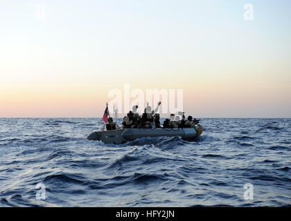 100221-N-7088A-113 del golfo di Aden (feb. 21, 2010) velisti assegnati negli Stati Uniti. La guardia costiera della sicurezza marittima & Security Team 91114 e la visita, scheda, la ricerca e il sequestro dei team del Arleigh Burke-class guidato-missile destroyer USS Farragut (DDG 99), segnale un somalo skiff con sospetti pirati a sollevare le mani prima di salire a bordo. Farragut è parte della produzione combinata di Task Force 151, una task force multinazionale istituito per condurre operazioni antipirateria. (U.S. Foto di Marina di Massa lo specialista di comunicazione 1a classe Elizabeth Allen/RILASCIATO) Navy US 100221-N-7088A-113 segnale marinai un somalo skiff con suspec Foto Stock