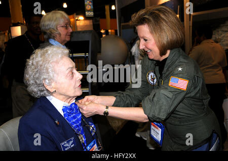 100226-N-7863V-001 Orlando, Florida (feb. 27, 2010) Helen Snapp, una guerra mondiale II Donna Air Force pilota di servizio (WASP), riceve una marina il perno dalla parte posteriore Adm. Robin Braun, direttore della forza totale Management presso la ventunesima edizione Donne in aviazione Conferenza Internazionale di Orlando. (U.S. Navy foto di alfiere Kristine Volk/RILASCIATO) Navy US 100226-N-7863V-001 Helen Snapp riceve una marina il perno dalla parte posteriore Adm. Robin Braun alla ventunesima edizione Donne in aviazione Conferenza Internazionale di Orlando Foto Stock