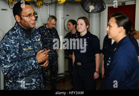 Vice Adm. Mel Williams Jr., comandante della U.S. 2a flotta, parla con Petty Officer 1. Classe Ingrid Cortez, ospedale corpsman, portando petty officer del dipartimento di scienze mediche a bordo dell'assalto anfibio nave USS Bataan. Williams ha girato la nave e ha ringraziato l'equipaggio per il loro lavoro durante il funzionamento risposta unitaria. (U.S. Navy foto di Sottufficiali di seconda classe Julio Rivera) USS Bataan DVIDS258130 Foto Stock