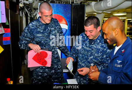 Airman Alex Liberati, aviation electronics tecnico, posti 'Grazie' le carte sul pasticcio ponti della portaerei USS Carl Vinson. Carl Vinson una parte di presa nei Mari del Sud 2010, U.S. Comando sud-diretto funzionamento che fornisce degli Stati Uniti e delle forze internazionali la possibilità di operare in un ambiente multi-nazionale per l'ambiente. (U.S. Foto di Marina con marinaio apprendista Joshua Boyer) USS Carl Vinson DVIDS258139 Foto Stock