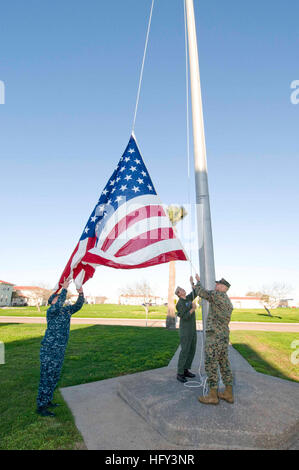 100312-N-2728S-007 Corpus Christi, Texas (12 marzo 2010) Capo Aviation Warfare Systems Operator Paolo Hercl, sinistra, Senior Chief Naval Aircrewman Charles Dhue e Master Gunnery Sgt. Wayne Williams alzare la bandiera di vacanza a Naval Air Station Corpus Christi in onore del 69º anniversario della dedicazione della Naval Air Station Corpus Christi e il nuovo Naval Air Training Center, ora noto come CNATRA. (U.S. Foto di Marina di Richard Stewart/RILASCIATO) Navy US 100312-N-2728S-007 Chief Aviation Warfare Systems Operator Paolo Hercl, Senior Chief Naval Aircrewman Charles Dhue e Master Gunnery Sgt. Wayn Foto Stock