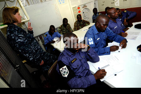 100312-N-7948C-075 SEKONDI, Ghana (12 marzo 2010) Cryptologic tecnico (dichiarazioni interpretative) 1a classe Kirstin Stephens, assegnato al partenariato africano Stazione (AP) West personale, si traduce una lezione sulla lotta contro la vita-salvataggio di competenze in francese per i marinai del Benin e del Togo a bordo del dock anfibio sbarco nave USS Gunston Hall (LSD 44). Gunston Hall è distribuito come parte di APS, un'iniziativa internazionale sviluppato da forze navali in Europa e forze navali in Africa, che si prefigge di lavorare in modo cooperativo con gli Stati Uniti e i suoi partner internazionali al fine di migliorare la sicurezza marittima e la sicurezza nel continente africano. Foto Stock