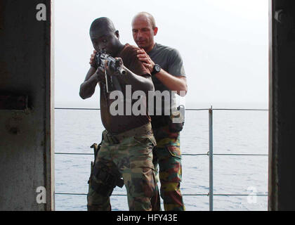 100319-N-6138K-149, Cotonou Benin (19 marzo 2010) marinai del Togo e Benin navy ricevono una formazione a bordo della marina militare belga di comando e supporto logistico nave BNS Godetia (A 960) durante l'Africa Partnership ferroviaria ovest. La distribuzione è portato dal Belgio navy e supportati da Olanda e Stati Uniti, la seconda volta Africa Partnership Station è stata eseguita da un non-nave americana. Africa Partnership Station è una multinazionale iniziativa sviluppata dal comandante, U.S. Forze navali in Europa e Stati Uniti Forze Navali in Africa a lavorare con gli Stati Uniti e con i partner internazionali per migliorare la sicurezza marittima e Foto Stock