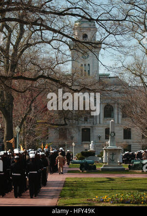 100324-N-3857R-013 Annapolis, Md. (24 marzo 2010) DEGLI STATI UNITI Accademia navale aspiranti guardiamarina partecipare ad una parata di pratica sul campus dell'Accademia in preparazione per il 7 aprile solenne parata, il primo dell'anno. (U.S. Foto di Marina di Massa lo specialista di comunicazione 1a classe Ciad Rung/RILASCIATO) Navy US 100324-N-3857R-013 U.S. Accademia navale aspiranti guardiamarina partecipare ad una parata di pratica sul campus dell'Accademia Foto Stock