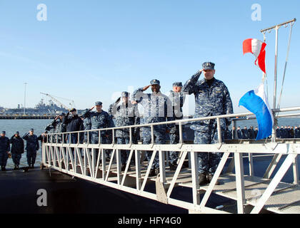 100324-N-8750ES-122 NORFOLK (24 marzo 2010) velisti assegnati per la Virginia attacco di classe Pre-Commissioning sottomarino unità (PCU) New Mexico (SSN 779) salutare durante una cerimonia di messa in esercizio la prova. L'equipaggio porterà Nuovo Messico alla vita Marzo 27. (U.S. Navy foto di Lt. Patrick Evans/RILASCIATO) Navy US 100324-N-8750ES-122 velisti assegnati per la Virginia attacco di classe Pre-Commissioning sottomarino unità (PCU) New Mexico (SSN 779) salutare durante una cerimonia di messa in servizio delle prove Foto Stock