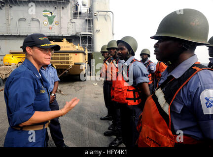 100330-F-4109M-050 del golfo di Guinea (30 marzo 2010) Capt. Cindy Thebaud, comandante dell Africa Partnership Stazione (AP) West, parla di Ghana marinai circa le loro prestazioni a seguito di una visita, scheda, ricerca e sequestro praticare a bordo del Whidbey Island-classe dock anfibio sbarco nave USS Gunston Hall (LSD 44). Gunston Hall è su una distribuzione programmata in Africa occidentale il supporto di APS Ovest, un'iniziativa internazionale sviluppato da forze navali in Africa che mira a migliorare la sicurezza marittima e la sicurezza sul continente africano. (U.S. Air Force foto di Tech. Sgt. Russell J. McBride/RILASCIATO) US Navy Foto Stock