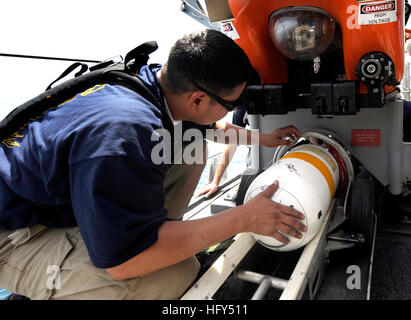 100407-N-4776G-190 CENTRALE GOLFO ARABICO (7 aprile 2010) Capo Mineman Edward Sandoval, assegnato al mio equipaggio di guerra persistente, imbarcato a bordo il Vendicatore di classe contromisure mine nave USS Scout (MCM 8) carichi una contromisura bomba in una miniera veicolo di neutralizzazione per preparare una ricerca di una miniera di formazione forma. Scout è condurre operazioni in centrale di Golfo Arabico. (U.S. Foto di Marina di Massa lo specialista di comunicazione 2a classe Kathleen Gorby/RILASCIATO) Navy US 100407-N-4776G-190 Chief Mineman Edward Sandoval carichi una contromisura bomba in una miniera veicolo di neutralizzazione per preparare una s Foto Stock