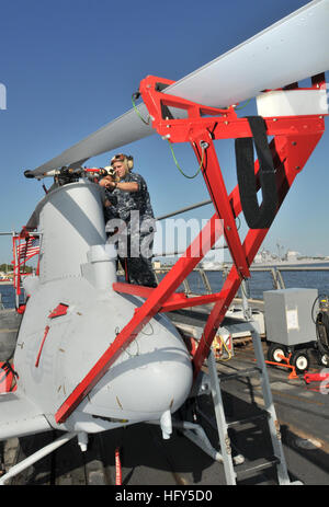 100416-N-0486G-002 MAYPORT, Fla. (16 aprile 2010) di aviazione del macchinista Mate 2a classe Scott Schinke, assegnato all'elicottero Anti-Submarine luce Squadron 42, DET. 7, rimuove un rotore principale lama da uno dei due MQ-8B Fire Scout decollo ed atterraggio verticali Veicoli aerei senza equipaggio (VTUAV) a bordo guidato-missile fregata USS McInerney (FFG 8). Il Fire Scout vengono preparati per off-load da McInerney dopo aver completato il loro primo spiegamento operativo. (U.S. Foto di Marina di Massa lo specialista di comunicazione 2a classe Daniele Gay/RILASCIATO) Navy US 100416-N-0486G-002 Aviazione del macchinista Mate 2° C Foto Stock